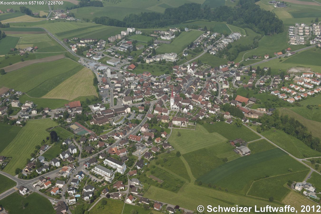 Beromünster, Gemeinde im Kanton Luzern, Wahlkreis Sursee. Der Ort liegt im oberen Teil des Wynentals (Fluss 'Wyna'). Bekannt ist die Gemeinde seit der Errichtung des 'Landessenders Beromünster' 1931.